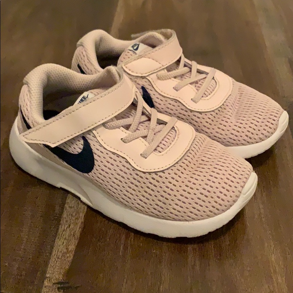 Toddler girl size 10 Nike shoes 👟